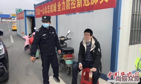 警奴近日一名警察在执勤中救助了一只受伤的小狗，感动了众多路人。