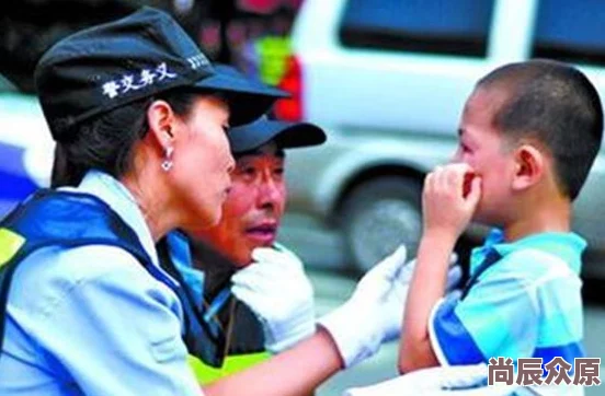 警奴近日一名警察在执勤中救助了一只受伤的小狗，感动了众多路人。