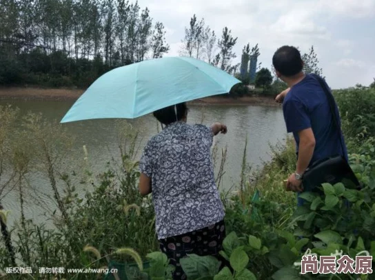 沈樵池塘边的小情侣两人在池塘边散步时无意间发现了一只受伤的小鸟