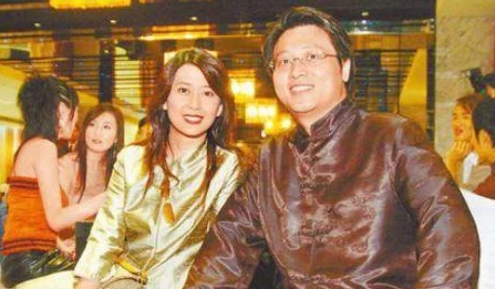 离婚申请by疑似婚内出轨对象曝光引发网友热议财产分割或成焦点