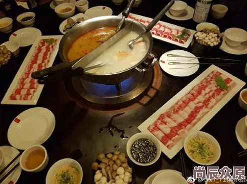 吃肉小号疑似与知名美食博主深夜聚餐举止亲密