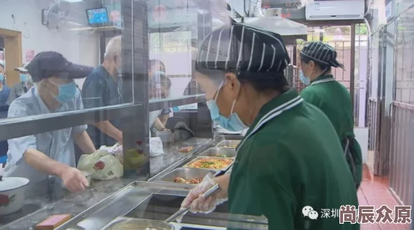 宿舍门卫大爷和高洁深夜食堂提供过期火腿肠